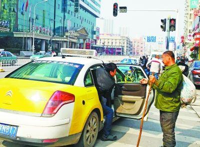 行乞者與保安聊天，竟頻頻對(duì)保安的收入表達(dá)出了不屑。