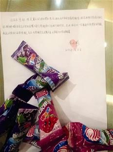 為表謝意，他特意買來20根棒棒糖送給民警。