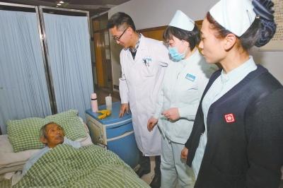 老人病治好了，可他卻一直躺在醫(yī)院的病床上。