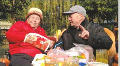結(jié)婚60年，梁玉芹婆婆和王再功爺爺恩愛如初。