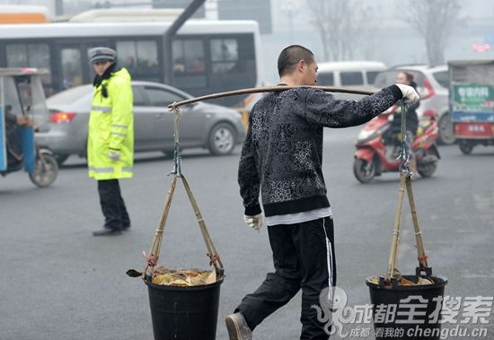 成都男子挑80斤糞徒步11里路 成都男子挑80斤糞徒步11里路