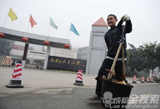 成都男子挑80斤糞徒步11里路 成都男子挑80斤糞徒步11里路