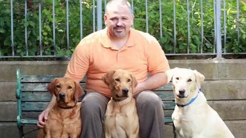 圖為吉姆和他的專業(yè)臭蟲探測犬在一起。