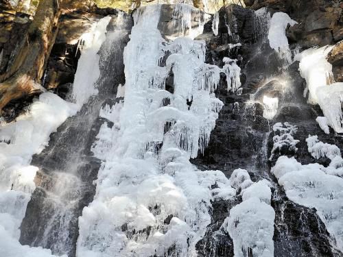 富士河口湖畔的瀑布結冰，成了一道“冰瀑”。