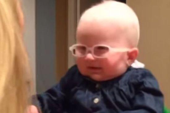 英國(guó)白化病兒童透過(guò)特制鏡片首次見(jiàn)親媽。