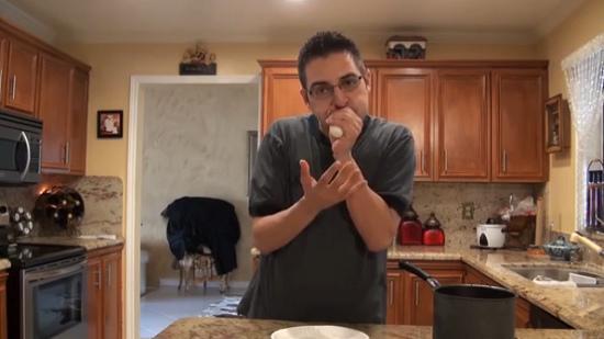 這名男子用手捏緊雞蛋，從窄口一吹，便能輕易把雞蛋吹出，而且不帶任何碎片。