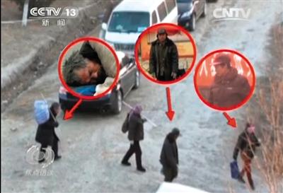 乞討完畢后，各有分工的乞討者們聚在一起，結(jié)伙回到居住地。央視截圖