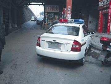 網(wǎng)友發(fā)帖稱(chēng)警車(chē)亂停亂放 交警:一視同仁處罰 網(wǎng)友發(fā)帖稱(chēng)警車(chē)亂停亂放 交警:一視同仁處罰