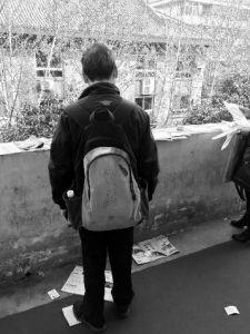 “娃在湖南上大學(xué)，馬上就要畢業(yè)了，所以我經(jīng)常在網(wǎng)上瀏覽咸陽、西安的招聘信息，想讓他畢業(yè)后留在我和他媽身邊……”3月14日，秦都區(qū)人才交流中心在區(qū)政府二樓舉辦招聘會，一名50多歲的“求職者”吸引了不少人的目光。據(jù)悉，此次招聘會共有市內(nèi)外112家企業(yè)參加，提供就業(yè)崗位3200個。