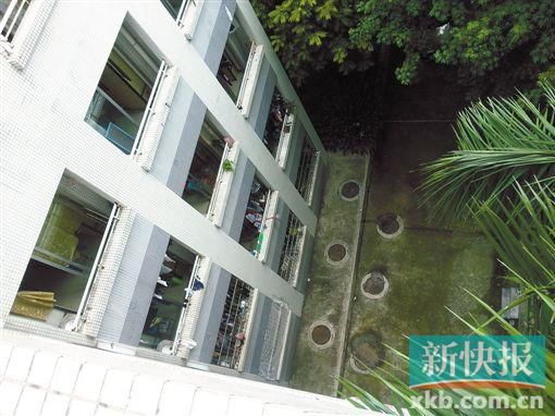 據(jù)目擊者稱,當(dāng)時(shí)墜樓者躺在右排中、下兩個(gè)井蓋中間附近。