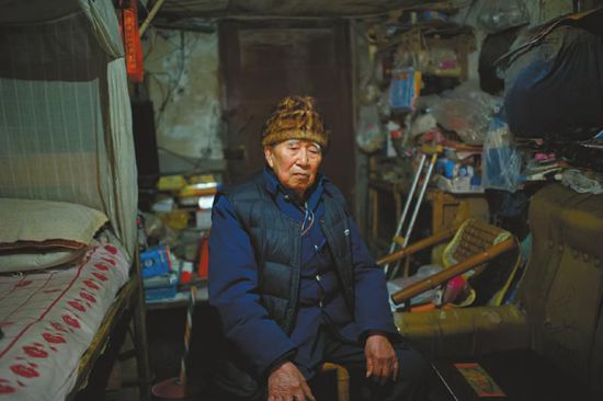 1月14日，成都五塊石車站附近，廖弟友在家接受記者采訪。