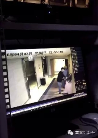 一女子在酒店被陌生男子拖拽。    視頻截圖