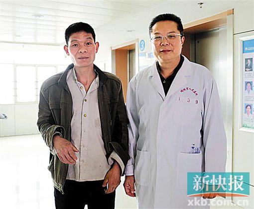 黃式水與增城區(qū)人民醫(yī)院醫(yī)生合影。 通訊員供圖