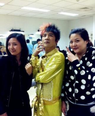 大張偉與經(jīng)紀(jì)人(右) 大張偉與經(jīng)紀(jì)人(右)