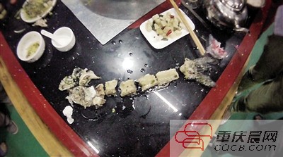 拼出魚骨，推斷魚沒有3斤8兩。 本報(bào)記者 平索茜 攝