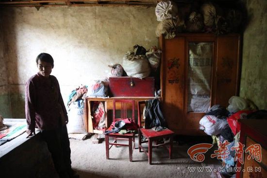 父母擔(dān)心兒子犯病傷人 19歲男孩被鎖鐵籠中 父母擔(dān)心兒子犯病傷人 19歲男孩被鎖鐵籠中