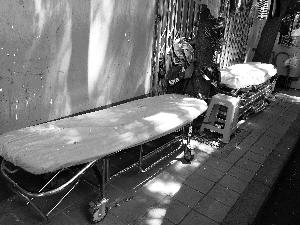 天壇醫(yī)院外商販出租的床，一天350元。汪慧賢/攝