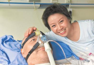 一年多來，楊曉華陪伴著臥病在床的男友，一日三餐悉心照料，毫無怨言。