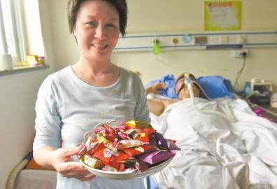 下周三兩人有望拿到結(jié)婚證，21日，喜氣洋洋的楊曉華已經(jīng)準(zhǔn)備好了喜糖。