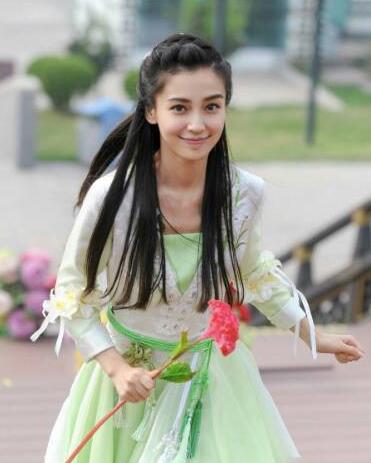 但是和倪妮站在一起，黑了一個(gè)色號(hào)，整個(gè)人都有點(diǎn)黯淡了。