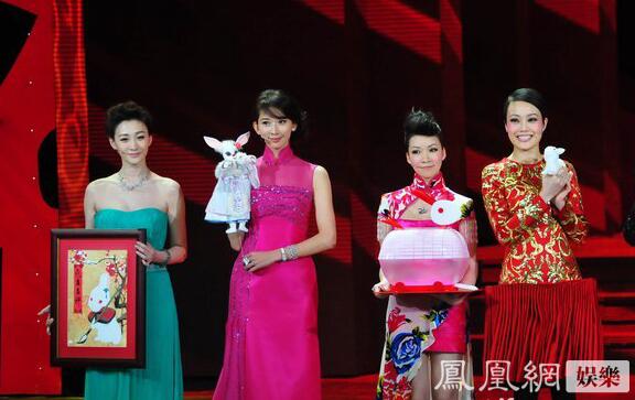 一直覺得長得奇怪的景甜，跟劉天仙的合影，竟然還不錯(cuò)。