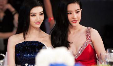 除了白，在合影中還有另外一個(gè)制勝法寶，就是——高。