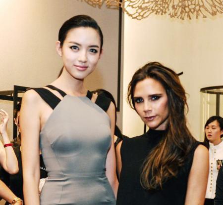 你說那是因?yàn)樨惿┨冢磕俏覀儞Q個(gè)人看看？