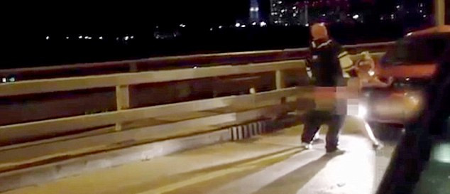 當過往司機發(fā)現(xiàn)這對夫婦在立交橋上的奧迪汽車引擎蓋上“嘿咻”時，許多人靠邊停車觀看。（視頻截圖）