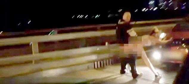 盡管許多人圍觀，但這對夫婦似乎對于露天表演毫不在意。（視頻截圖）