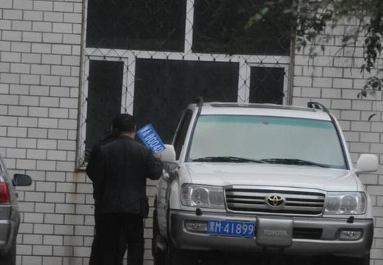 程父與程的“司機”在居住小區(qū)內(nèi)將黑AB0040車牌更換為黑M41899車牌，倆車牌號均為空號