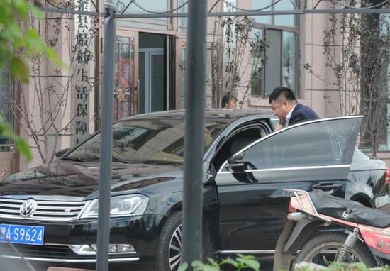 程海濤局長駕駛的假牌車，停在縣低保局門前