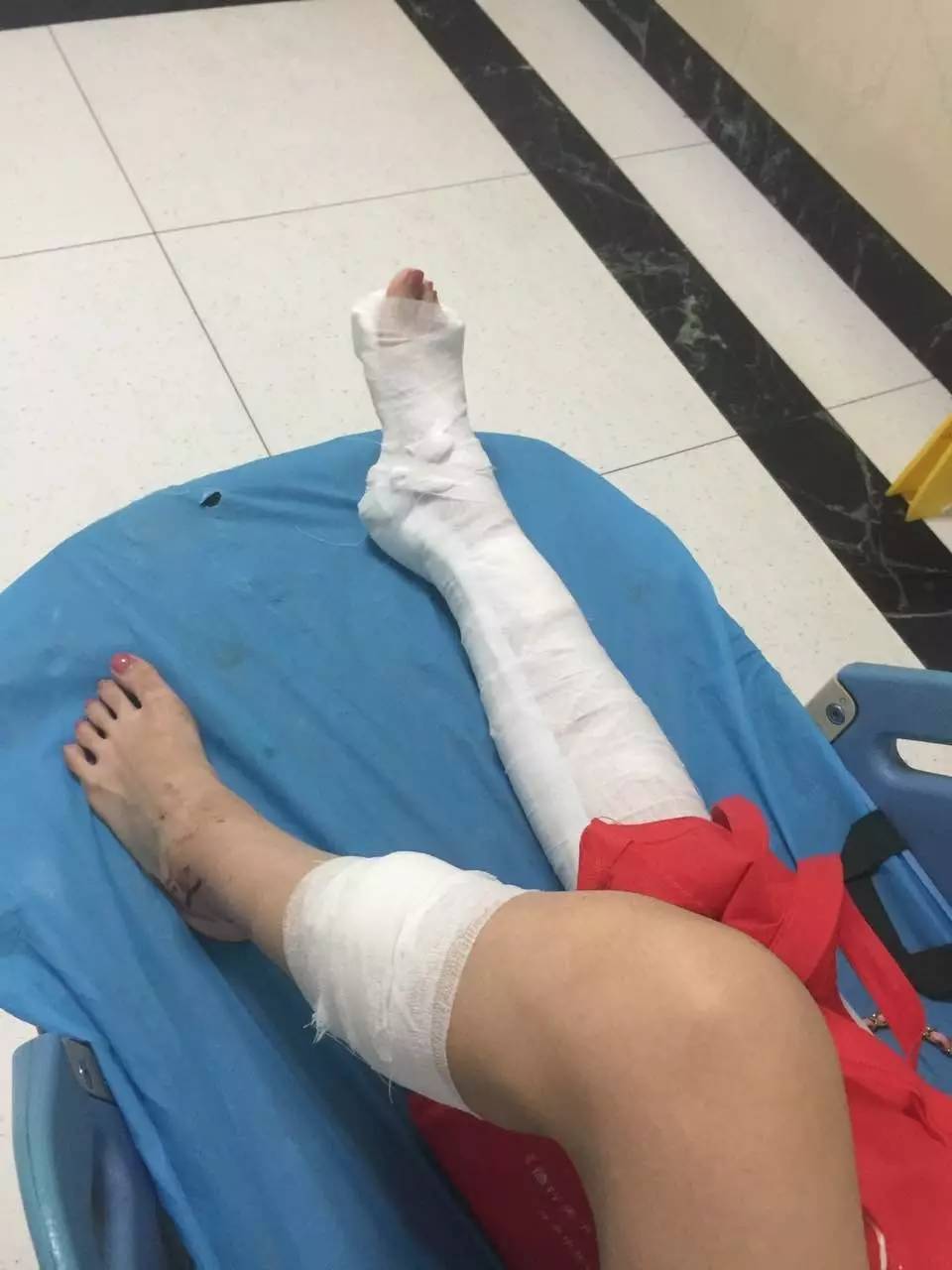 單親媽媽被兩陌生男子打得渾身是血 6歲兒子被嚇哭 單親媽媽被兩陌生男子打得渾身是血 6歲兒子被嚇哭