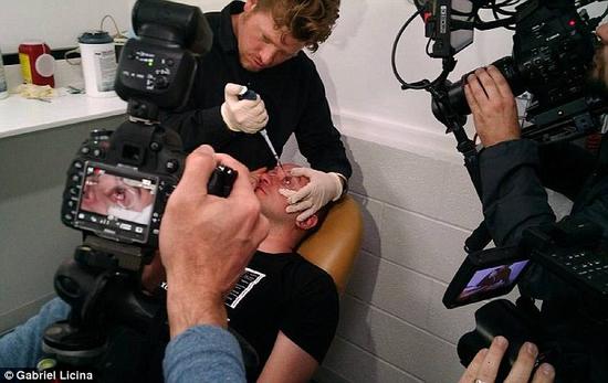 該實驗是由加州一支名為“生物駭客”的實驗團隊開展的。他們使用了一種名為二氫卟吩e6（Ce6）的物質(zhì)的溶液。Ce6常見于深海魚體內(nèi)，有光敏特性，通常用于癌癥治療研究中。研究團隊將Ce6與胰島素和鹽水混合起來，得到一種溶液，可以在低光照條件下提高人類的視力。