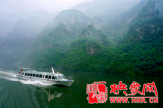 到青天河乘坐龍舟畫(huà)舫 暢游靈山秀水 到青天河乘坐龍舟畫(huà)舫 暢游靈山秀水