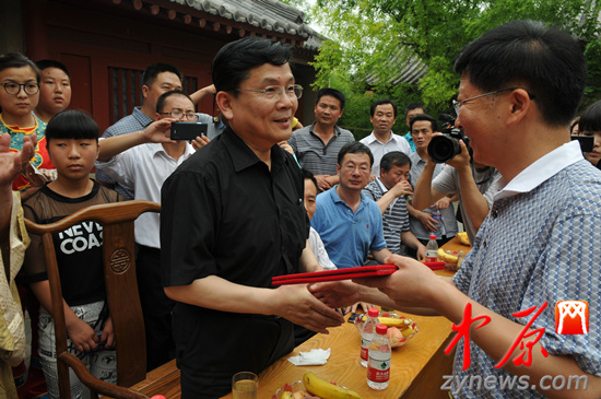 余光中、汪國真做客杜甫故里 共話詩圣家國情懷