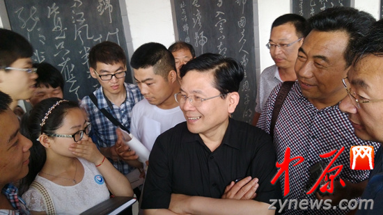 余光中、汪國真做客杜甫故里 共話詩圣家國情懷