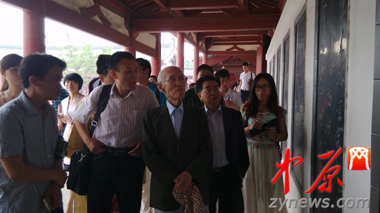 余光中、汪國真做客杜甫故里 共話詩圣家國情懷