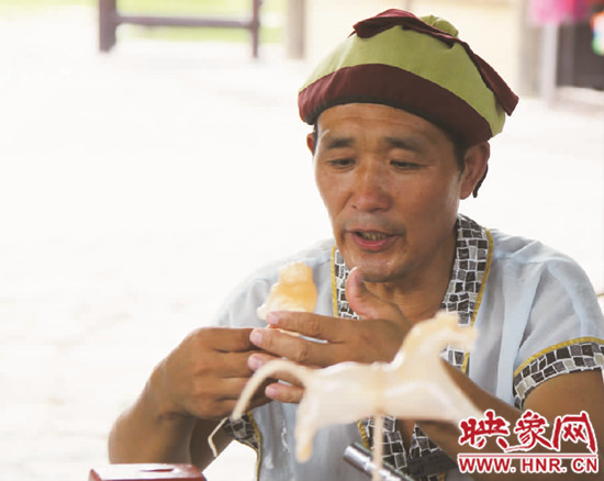 小孩小孩你別急 吹個糖人逗逗你 小孩小孩你別急 吹個糖人逗逗你