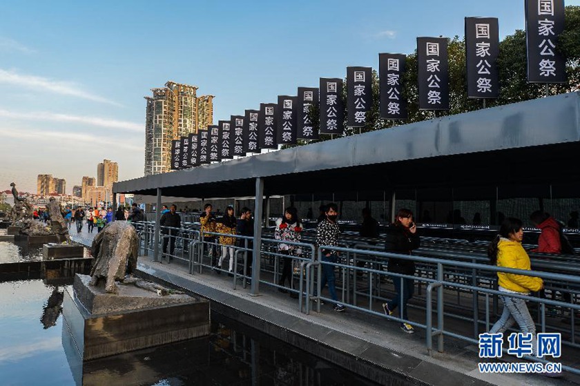 12月14日,觀眾排隊進(jìn)入侵華日軍南京大屠殺遇難同胞紀(jì)念館參觀。新華社記者 沈鵬 攝