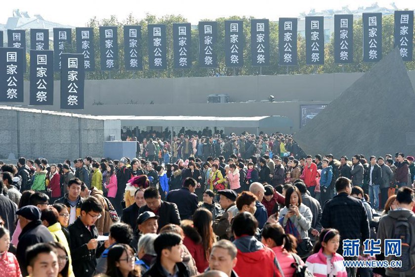 12月14日,參觀者在南京大屠殺遇難同胞紀(jì)念館參觀?！　⌒氯A社記者孫參攝