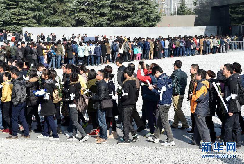  12月14日,參觀者在排隊進(jìn)入紀(jì)念館展館參觀。新華社記者孫參攝