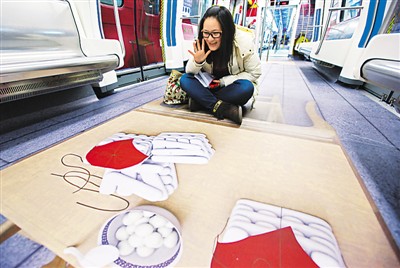 圖為試乘乘客流連忘返。