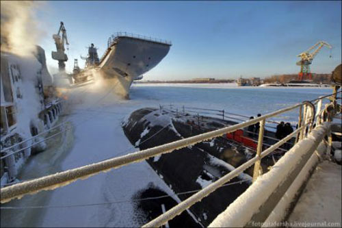 資料圖：2011年冬天正在進(jìn)行最后改裝的戈?duì)柺部品蛱?hào)航母。