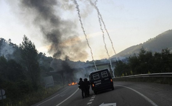 西班牙礦工不滿(mǎn)政府削減津貼 自制火箭彈襲警 西班牙礦工不滿(mǎn)政府削減津貼 自制火箭彈襲警