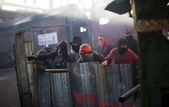 西班牙礦工不滿(mǎn)政府削減津貼 自制火箭彈襲警 西班牙礦工不滿(mǎn)政府削減津貼 自制火箭彈襲警