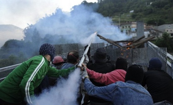 西班牙礦工不滿(mǎn)政府削減津貼 自制火箭彈襲警 西班牙礦工不滿(mǎn)政府削減津貼 自制火箭彈襲警