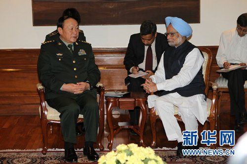 9月4日，在印度首都新德里的總理府，印度總理曼莫漢·辛格（右）會(huì)見中國國務(wù)委員兼國防部長梁光烈。
