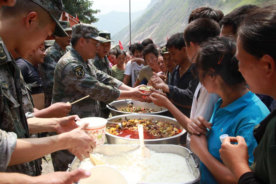 將“愛(ài)心餐”分發(fā)到群眾手中 將“愛(ài)心餐”分發(fā)到群眾手中