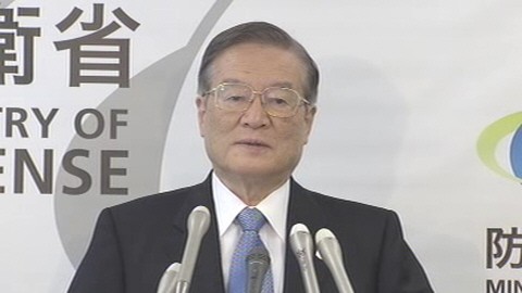 日本防衛(wèi)省森本敏16日上午出席記者會。