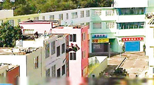 解放軍駐港部隊(duì)從屋頂游繩攻入建筑物。圖片來源：香港《文匯報(bào)》